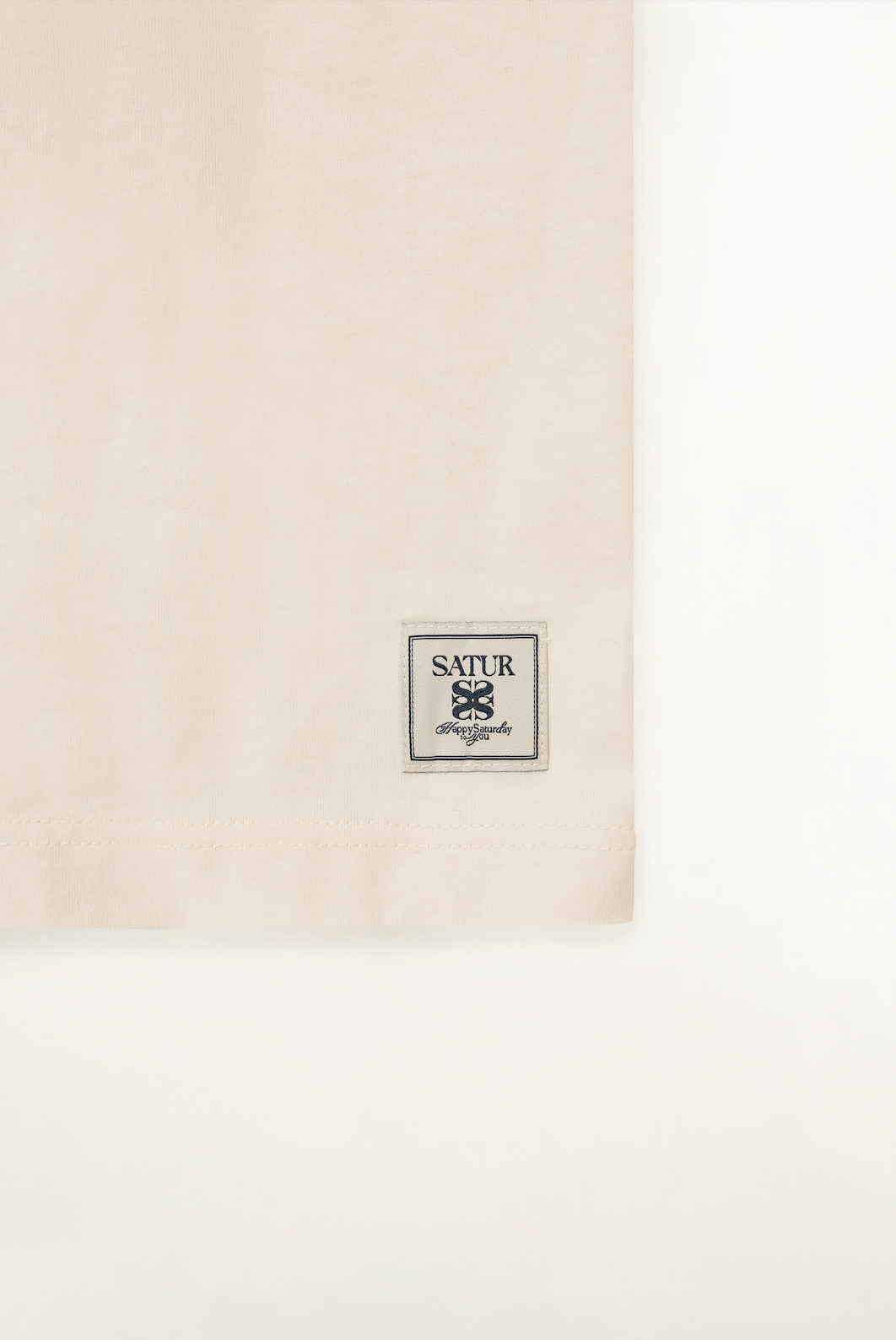 (U) Satur Font Small Logo T-shirt