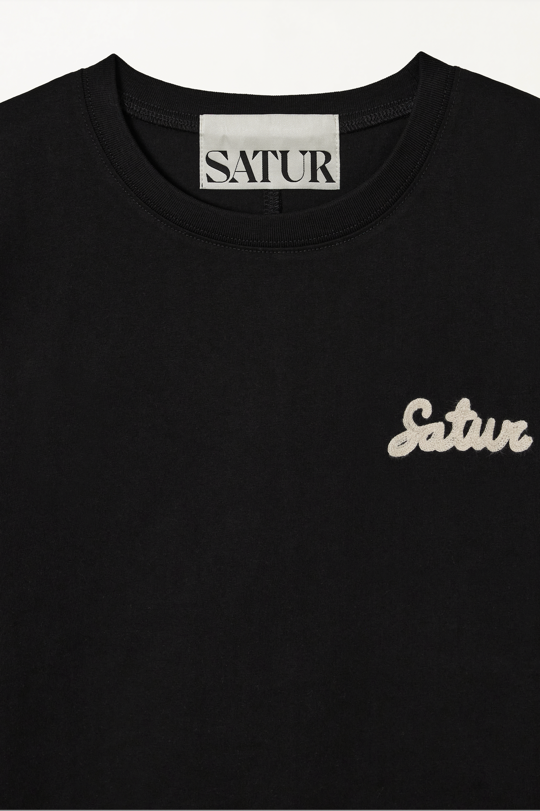 (U) Satur Font Small Logo T-shirt