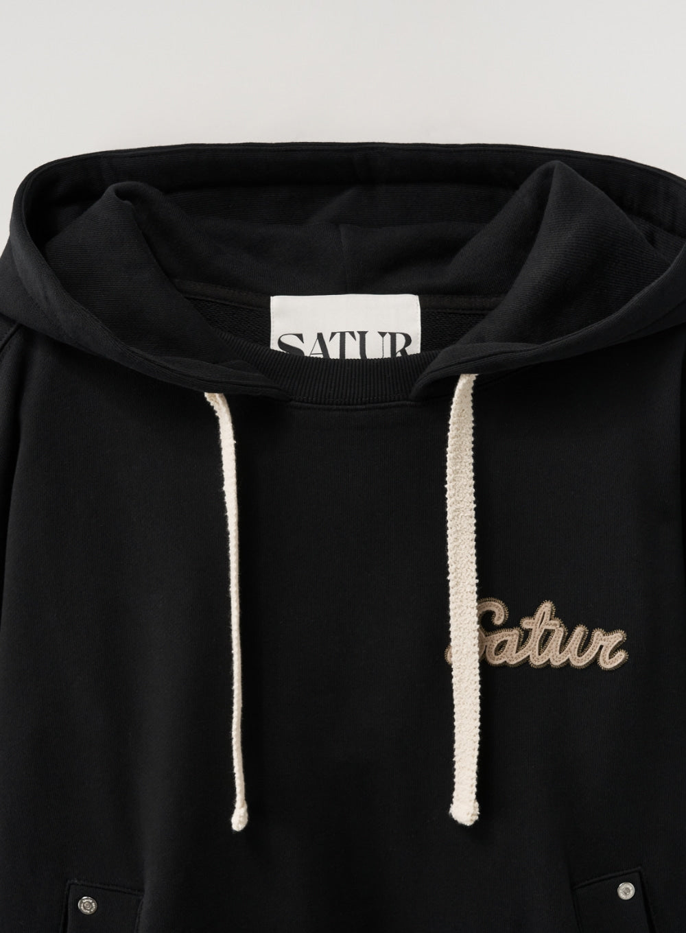 (U) Satur Applique Round Neck Hood T-shirt