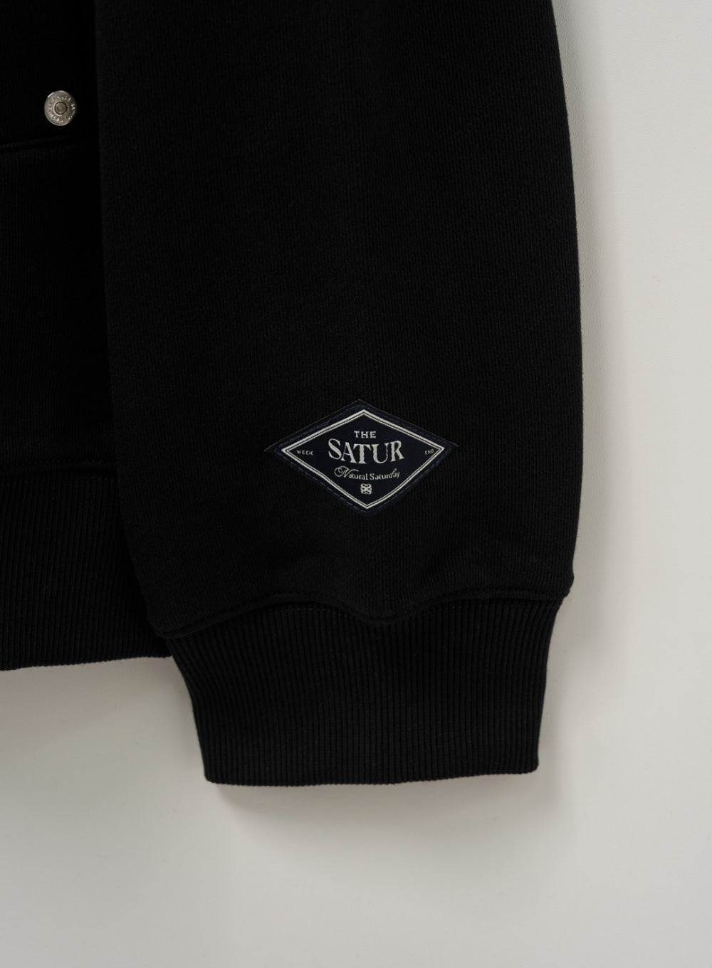 (U) Satur Applique Round Neck Hood T-shirt