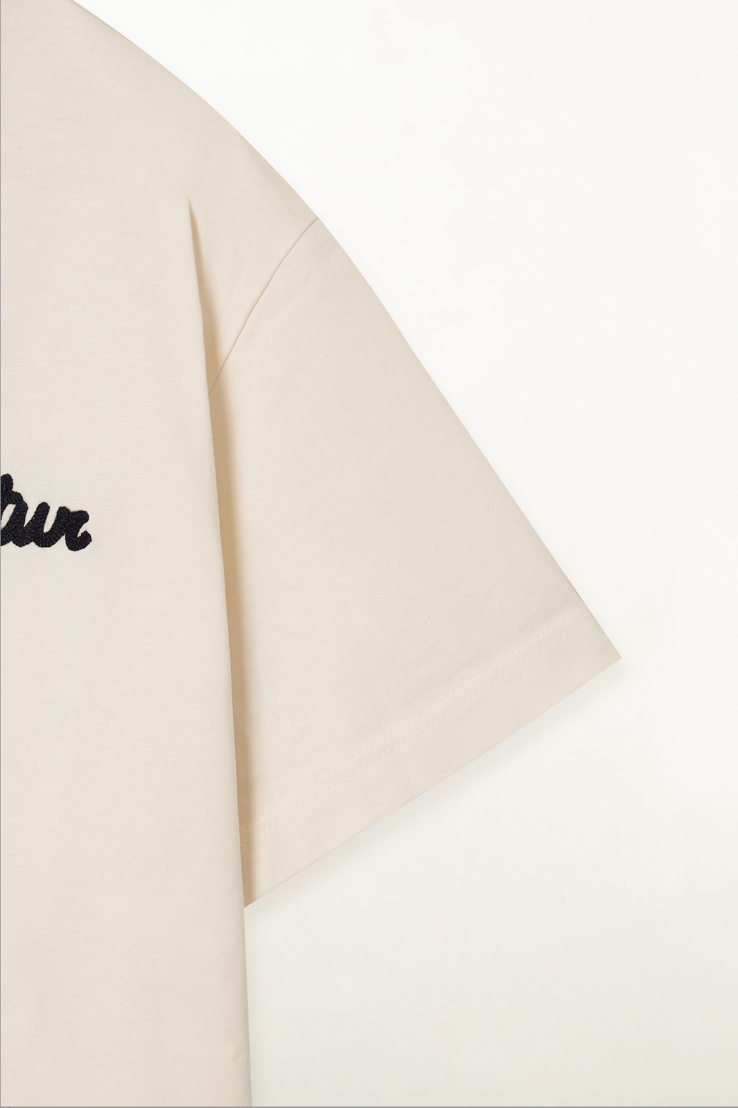(U) Satur Font Small Logo T-shirt