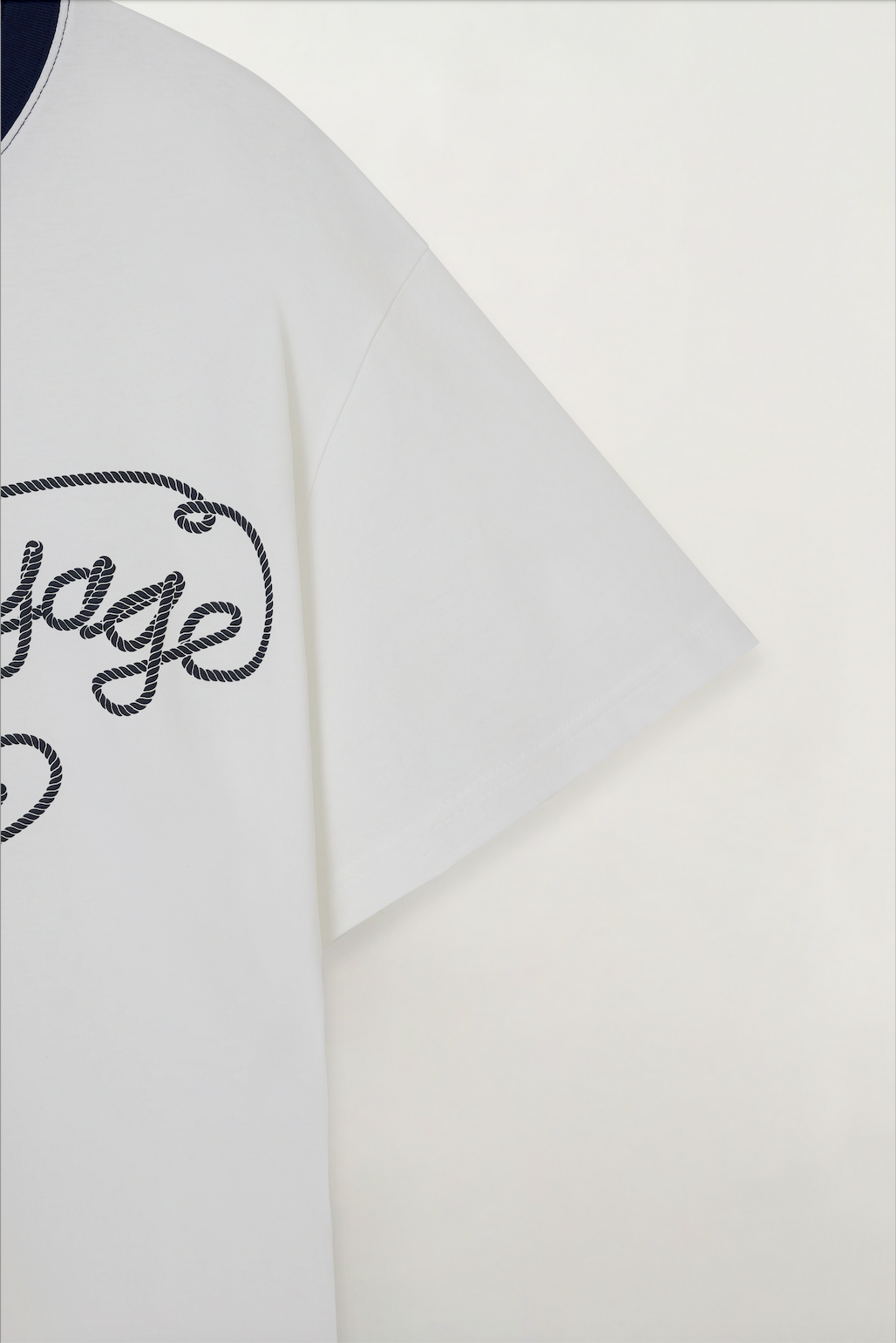 (U) Neck Point New Bon Voyage Graphic T-Shirt