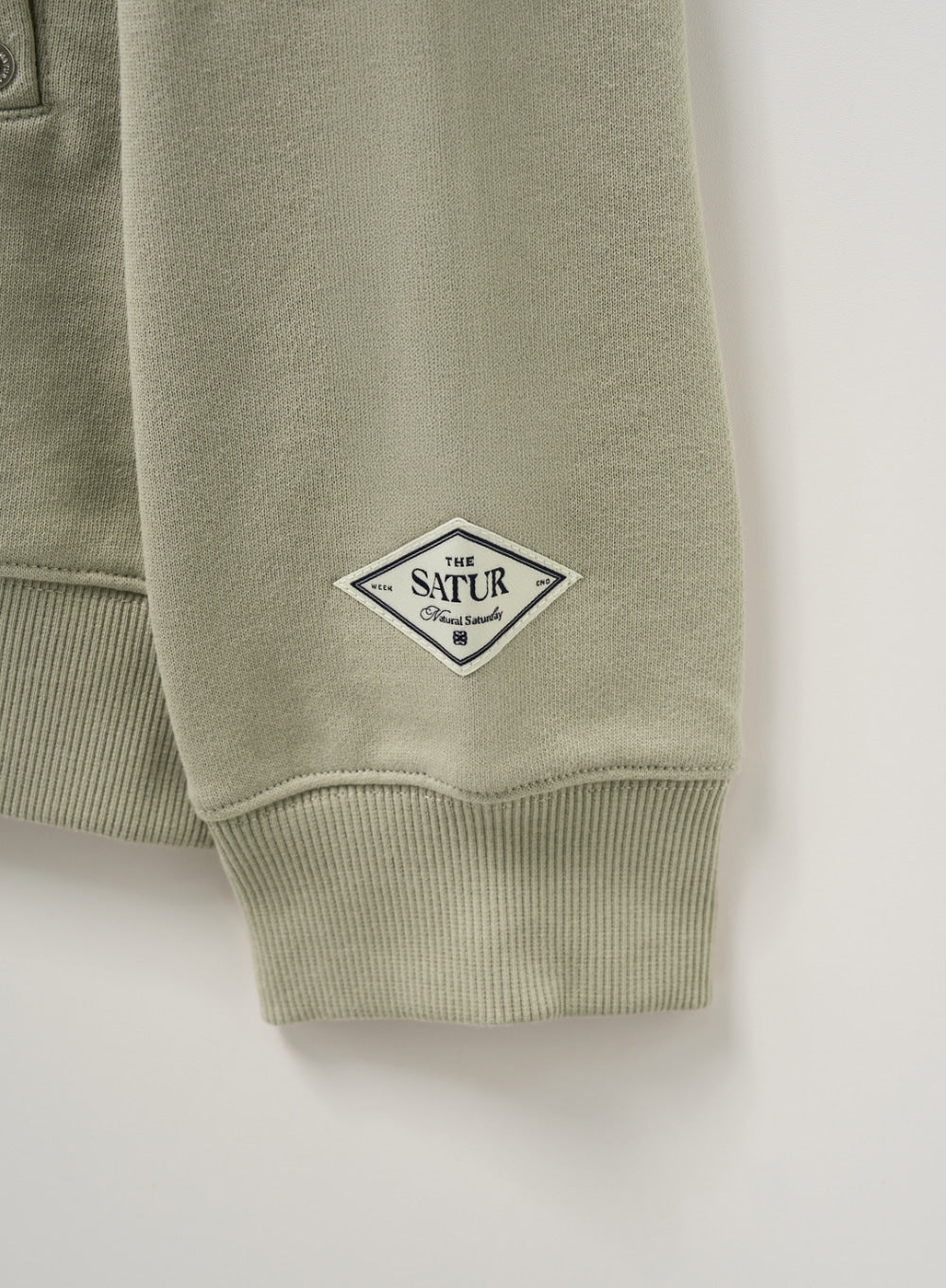 (U) Satur Applique Round Neck Hood T-shirt